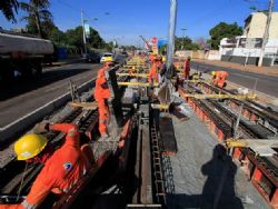DESTAQUE: Retomada a instalação de trilhos do VLT em Várzea Grande (MT)