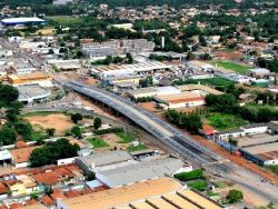 DESTAQUE: Obra de drenagem muda trânsito em via próximo a viaduto em Cuiabá